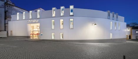 Vista frontal de la propiedad
