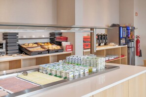 Daily buffet breakfast for a fee - Moov Hotel Évora (Évora)