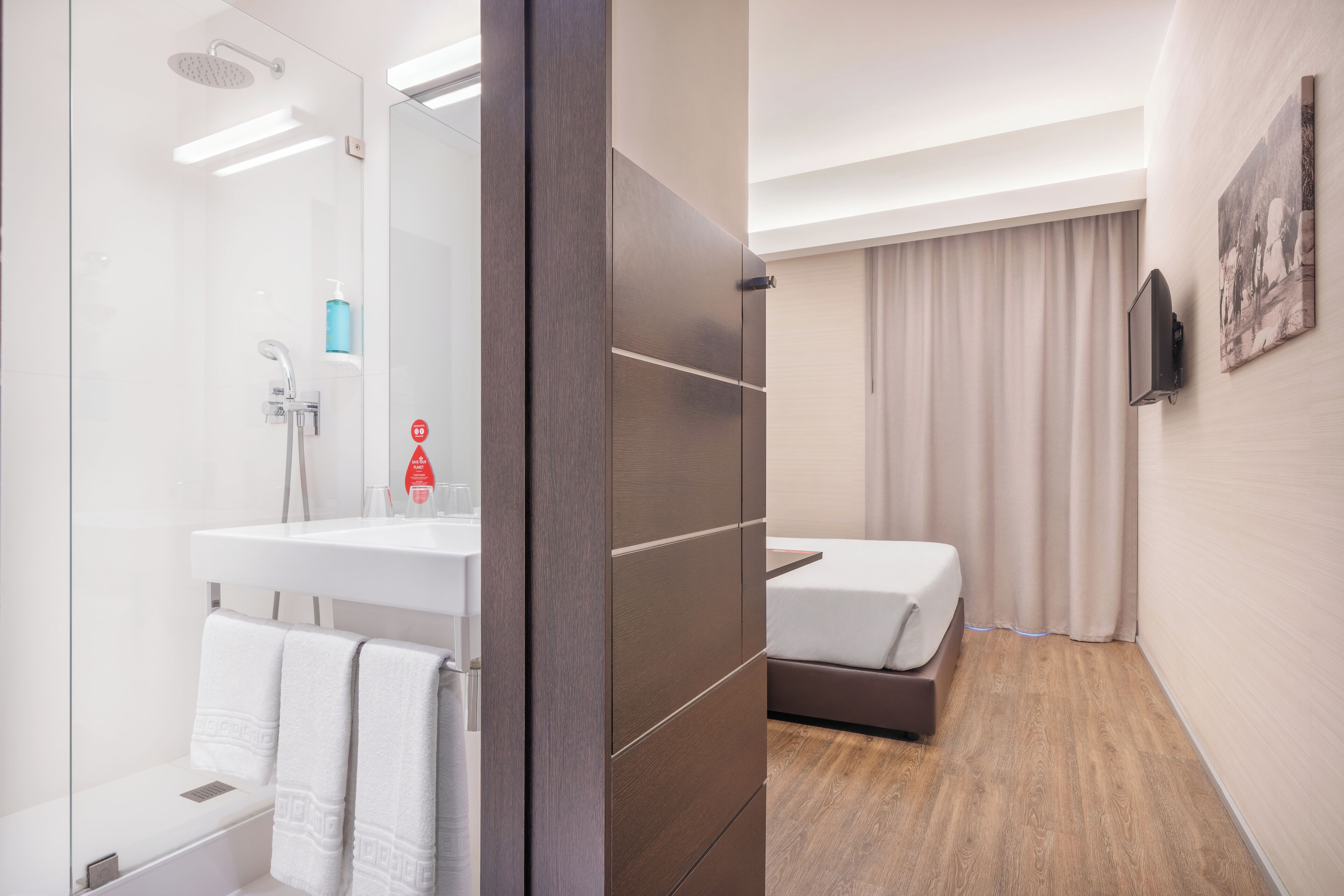 standard double room, 1 double bed | in-room safe, desk, blackout curtains, soundproofing