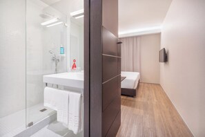 Zimmersafe, Schreibtisch, Verdunkelungsvorhänge, schallisolierte Zimmer
