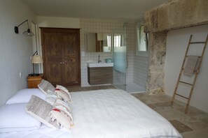 4 chambres, fer et planche à repasser, Wi-Fi, draps fournis