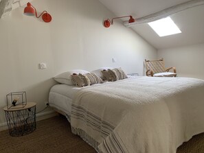 4 bedrooms, iron/ironing board, WiFi, bed sheets