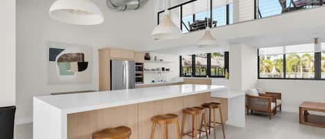 冷蔵庫、電子レンジ、オーブン、コンロ