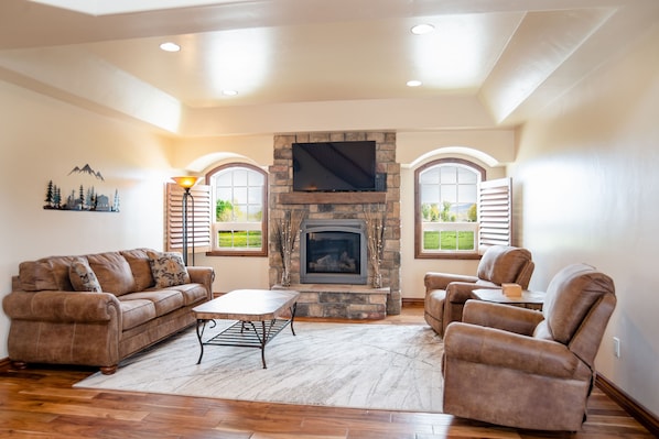 Smart TV, fireplace, DVD player, books