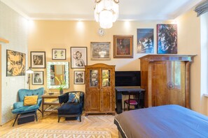 Hochwertige Bettwaren, laptopgeeigneter Arbeitsplatz