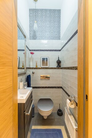 Badewanne und Dusche (separat), Whirlpool, Haartrockner, Bademäntel
