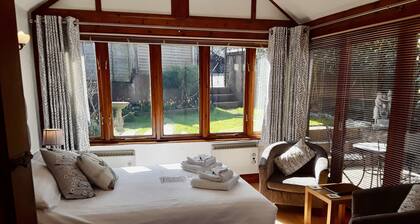 Whortleberry Studio - delightful bright airy ensuite B&B