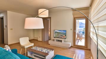 Family Suite, 2 Bedrooms, Sea View | Living area | 42-inch flat-screen TV with cable channels, Smart TV, fireplace