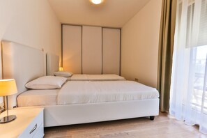 Hypo-allergenic bedding, desk, laptop workspace, soundproofing - Gufo Apart Hotel (Budva)
