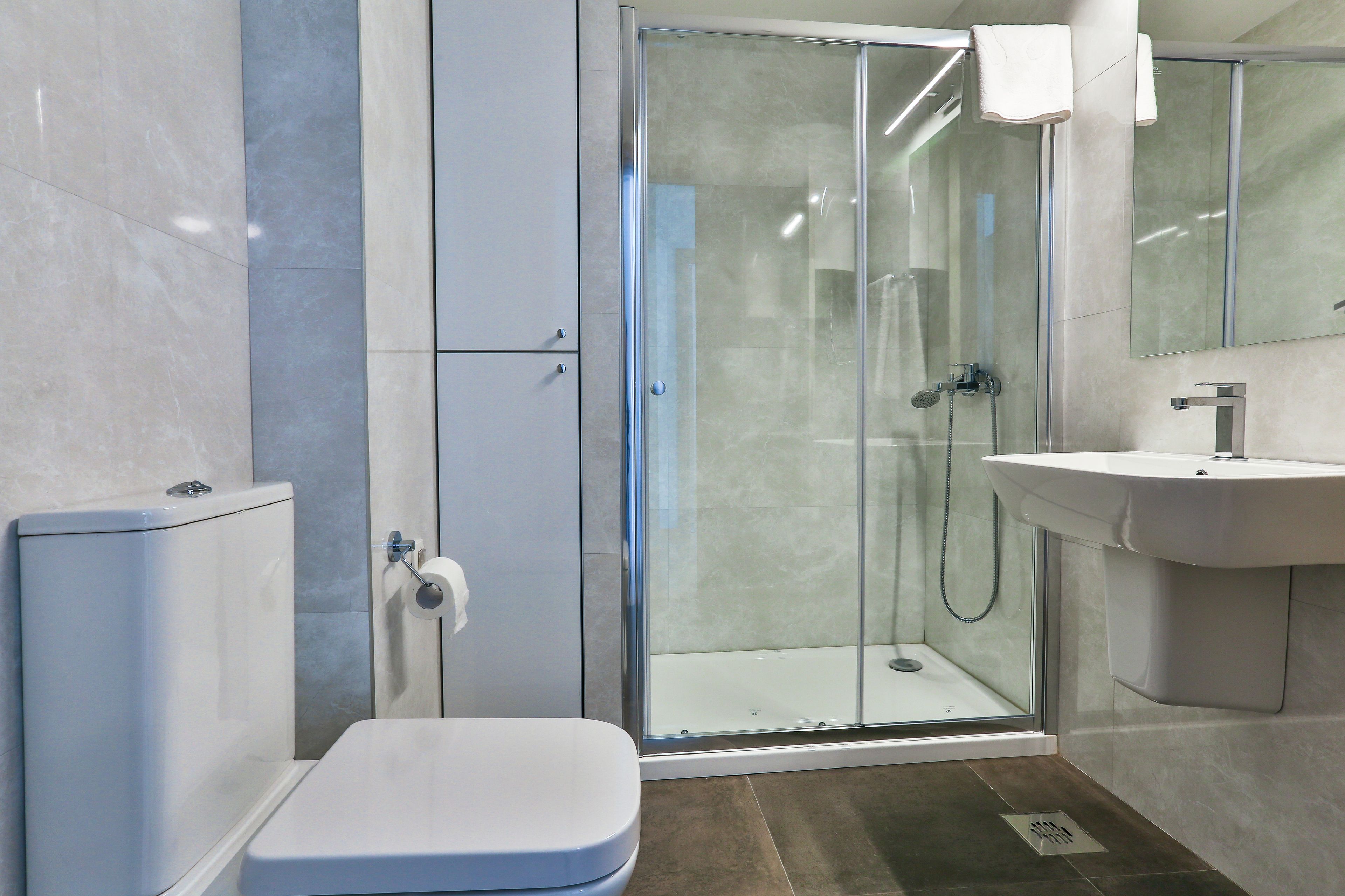 ฝักบัว, ของใช้ในห้องน้ำฟรี, ไดร์เป่าผม, ผ้าเช็ดตัว