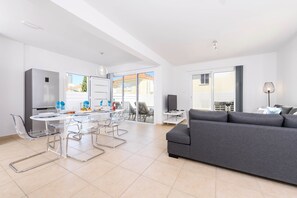 In-room dining - Villa Elaine (Paralimni)