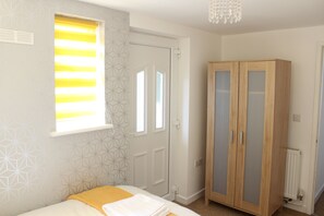 2 عدّة غرف نوم ومكواة/لوح كي وواي فاي وملاءات أسرّة