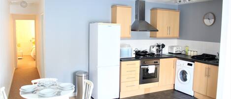 冷蔵庫、電子レンジ、オーブン、コンロ