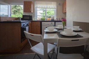 Full-size fridge, microwave, oven, stovetop - 1 Willows Apartment (Hereford)