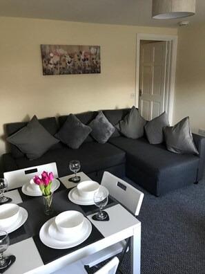 Flat-screen TV - 1 Willows Apartment (Hereford)