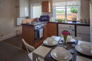 Full-sized fridge, microwave, oven, stovetop