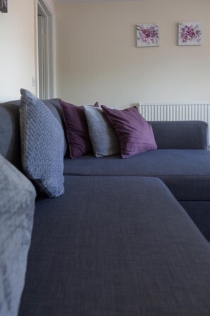 Flat-screen TV - 1 Willows Apartment (Hereford)