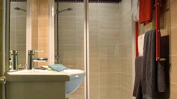 Family Room (Tilleul) | Bathroom shower