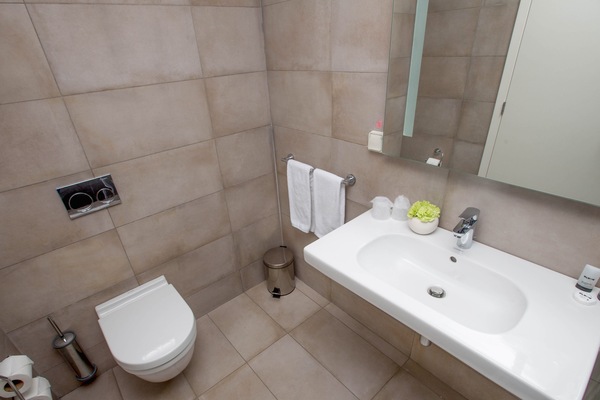 Shower, rainfall showerhead, free toiletries, towels