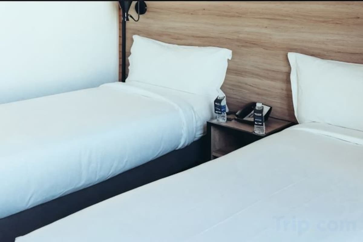 Ropa de cama de alta calidad y caja de seguridad en la habitación