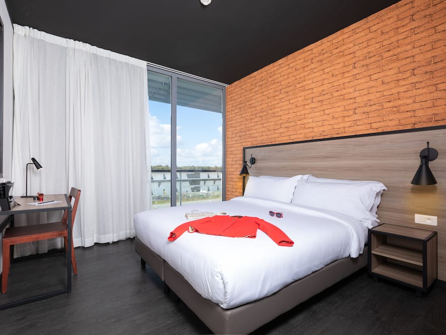 Premium bedding, in-room safe, desk, blackout drapes