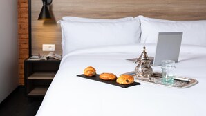Standard Double Room | Seprai premium, brankas, meja kerja, dan tirai kedap cahaya