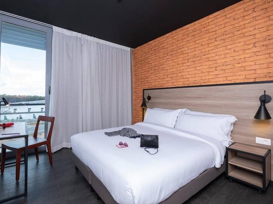 Premium bedding, in-room safe, desk, blackout curtains