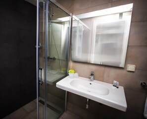 Rainfall showerhead, free toiletries, towels