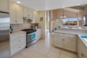 Frigorífic, microones, forn i placa de cuina 