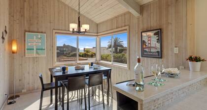 "The Birds" Easy walk to the beach, hot tub, fireplace, quiet and elegant.