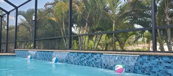 Ft Myers-Lehigh Acres / Saltwater Electric Heated Pool + 3 Waterfalls / Hot Tub