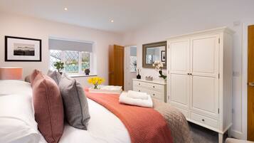 3 bedrooms, Egyptian cotton sheets, iron/ironing board, WiFi