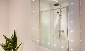 Combined shower/tub, hair dryer, towels, toilet paper - NEW - Lexington House - 5 Star - Stylish Barn Conversion (Bowness-on-Windermere)