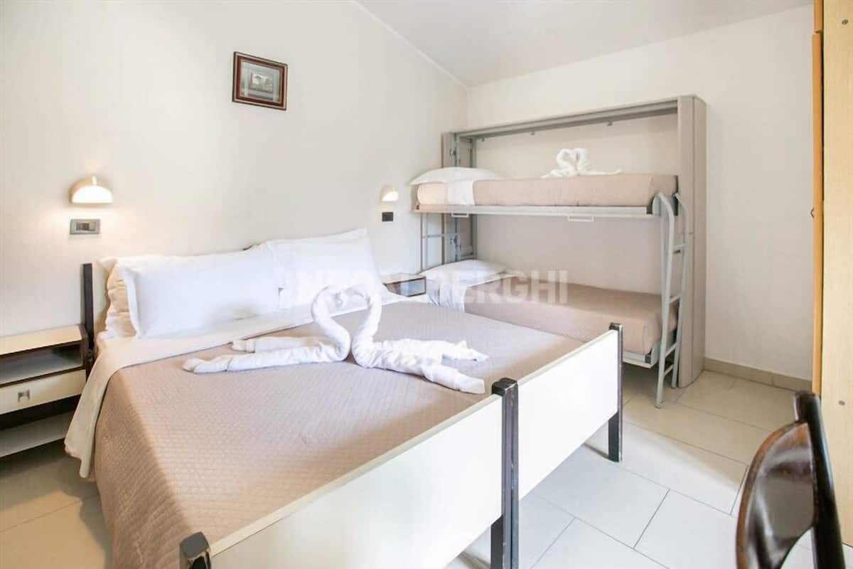 Triple Room | In-room safe, soundproofing, WiFi (free), bed sheets