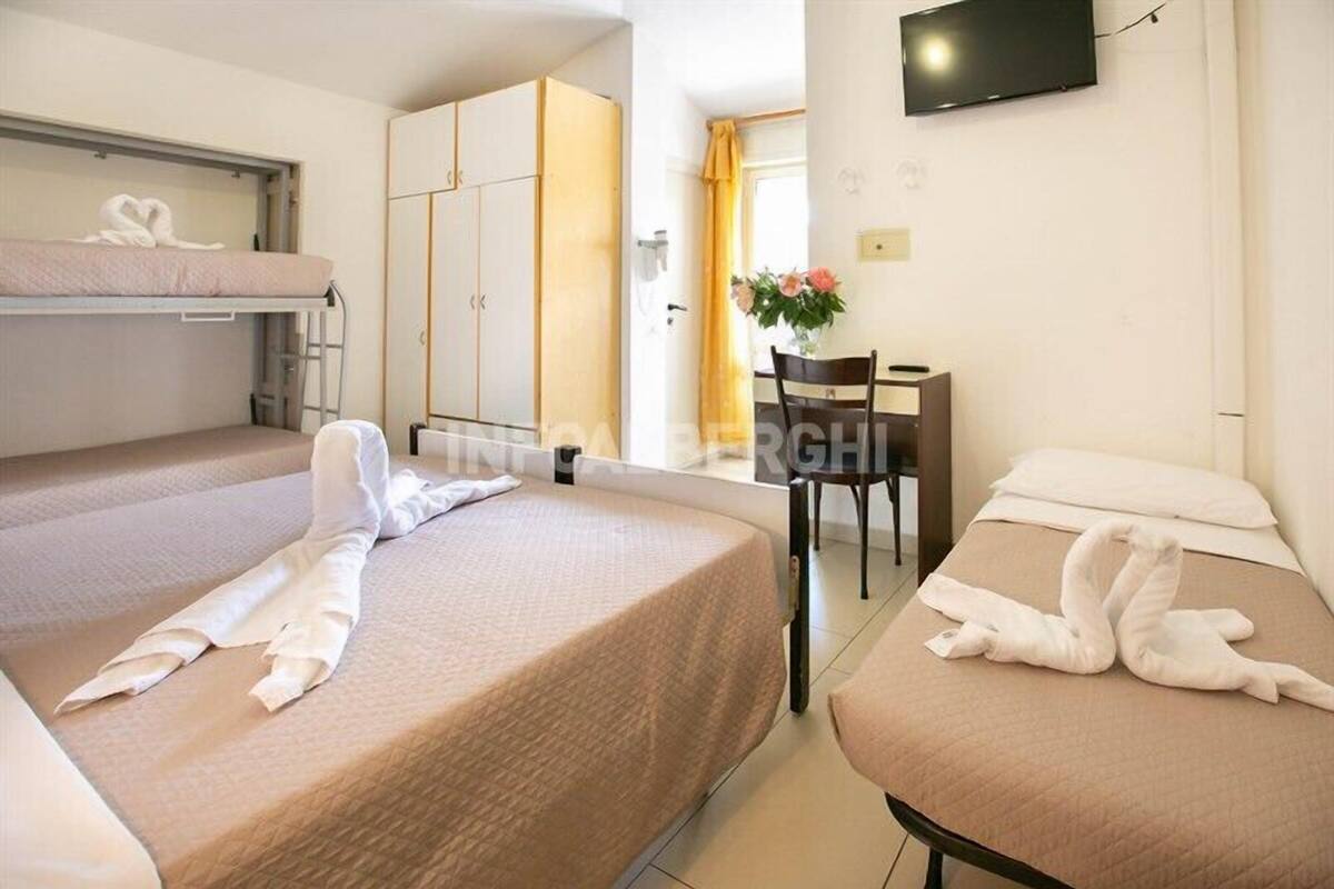 Classic Quadruple Room | In-room safe, soundproofing, WiFi (free), bed sheets