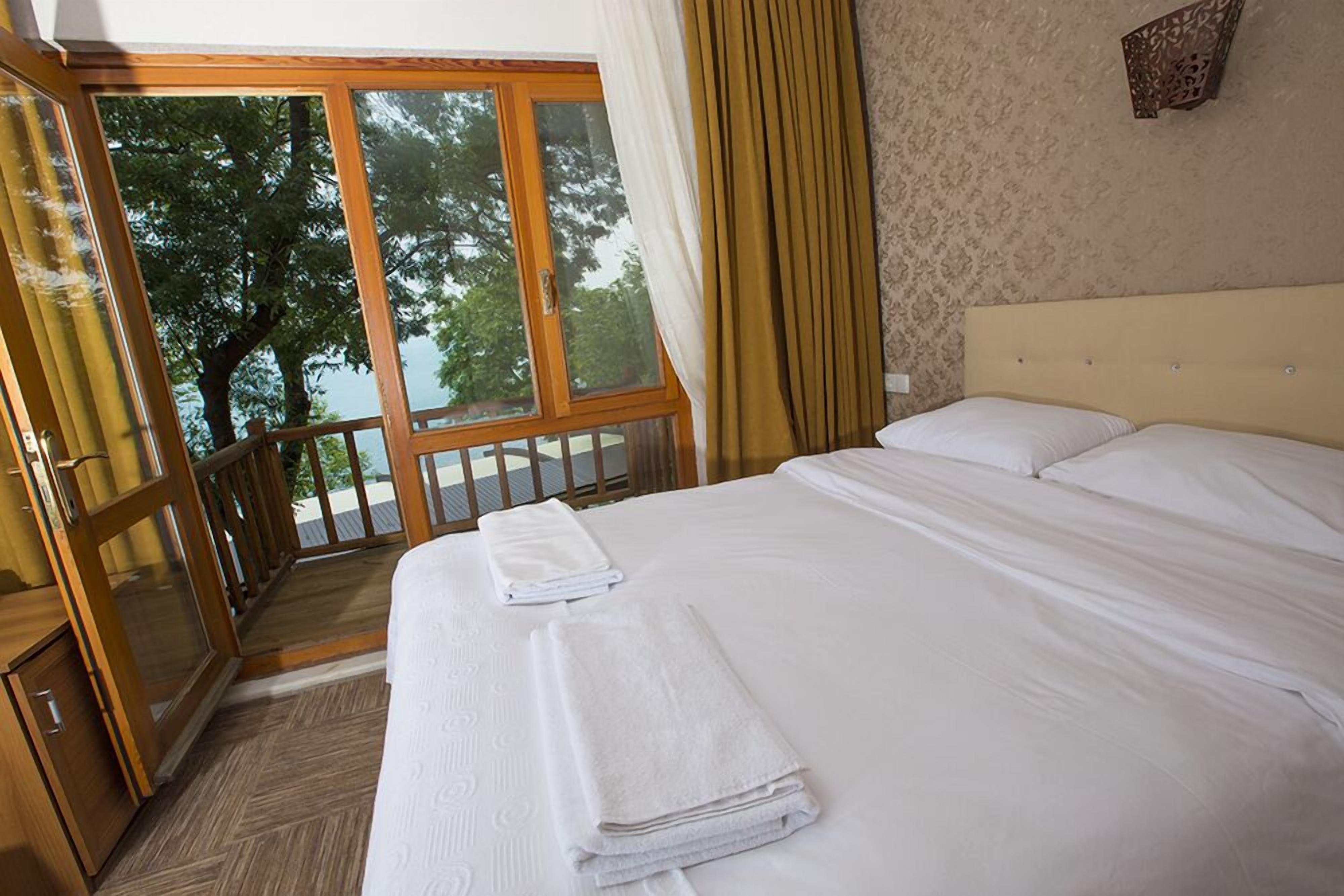 standard double room, non smoking, sea view | minibar, free wifi, bed sheets