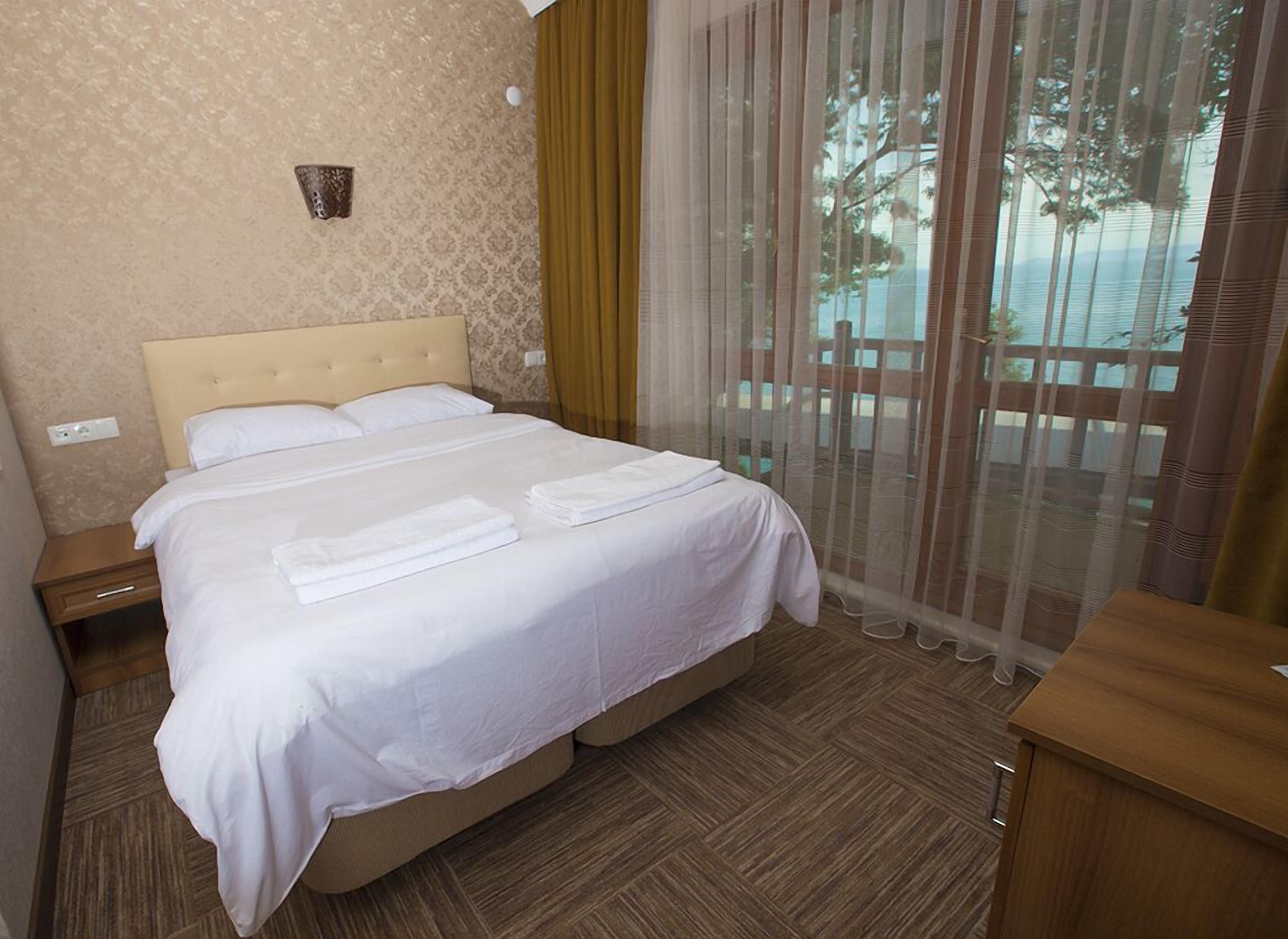 standard double room, non smoking, sea view | minibar, free wifi, bed sheets