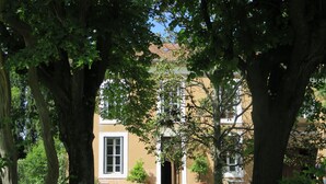 A courtyard with a pathway leading to a building with a door and windows. - La Glacière - Ostalarià Agricol (Tresques)