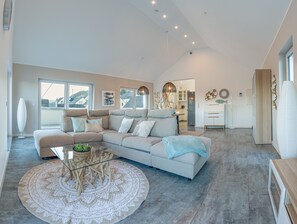 Luxe appartement | Woonruimte | Een 65-inch flatscreentelevisie met kabelzenders en televisie