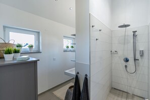 Apartamento de lujo | Baño | Ducha, cabezal de ducha tipo lluvia, secador de pelo y toallas