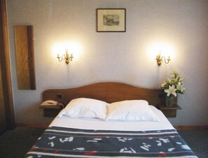Standard Double or Twin Room | Desk, soundproofing, bed sheets
