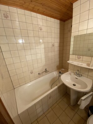 Standard Double or Twin Room | Bathroom | Free toiletries, hair dryer, towels, toilet paper - Le Chalet - Hotel Restaurant (Luttenbach-pres-Munster)