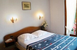 Habitación estándar con 1 cama doble o 2 individuales | Escritorio, sistema de insonorización, ropa de cama