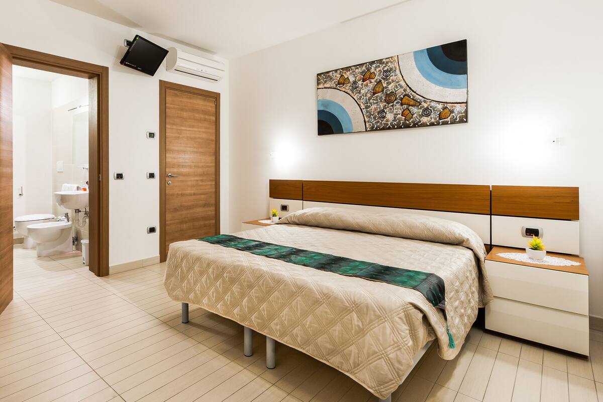 Camera doppia, 1 letto matrimoniale | Una cassaforte in camera, tende oscuranti