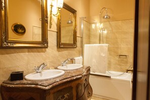 Combined shower/bathtub, free toiletries, hair dryer, slippers