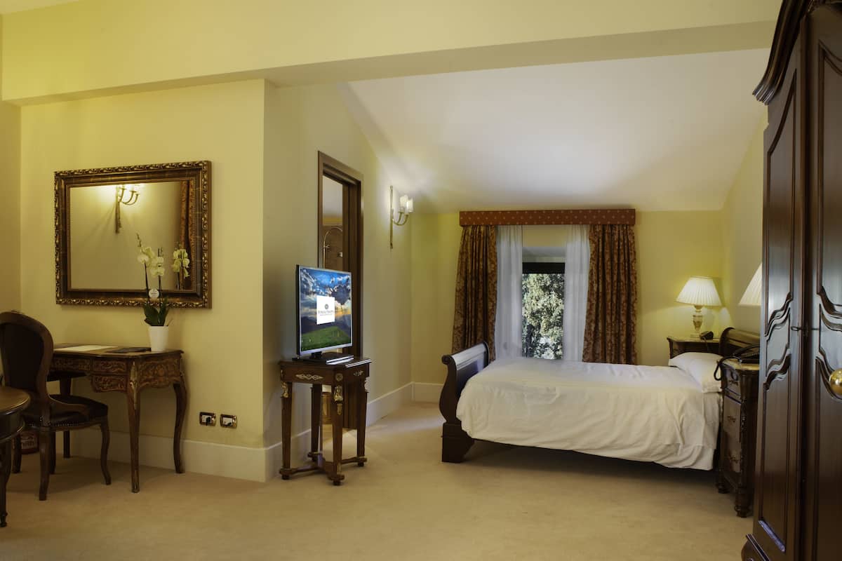 Superior Room, 1 Queen Bed | Premium bedding, in-room safe, blackout drapes, soundproofing