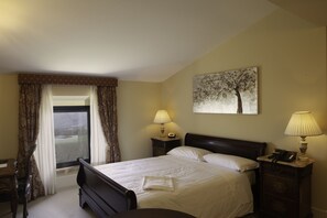Premium bedding, in-room safe, blackout curtains, soundproofing - Borgo Pilotti Hotel & Restaurant (Penna San Giovanni)