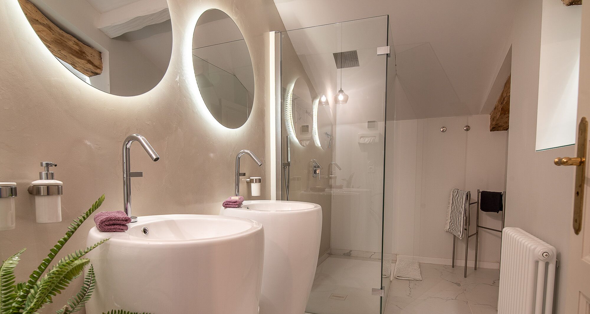 Suite Cyprès | Salle de bain | Articles de toilette écologiques, sèche-cheveux, peignoirs