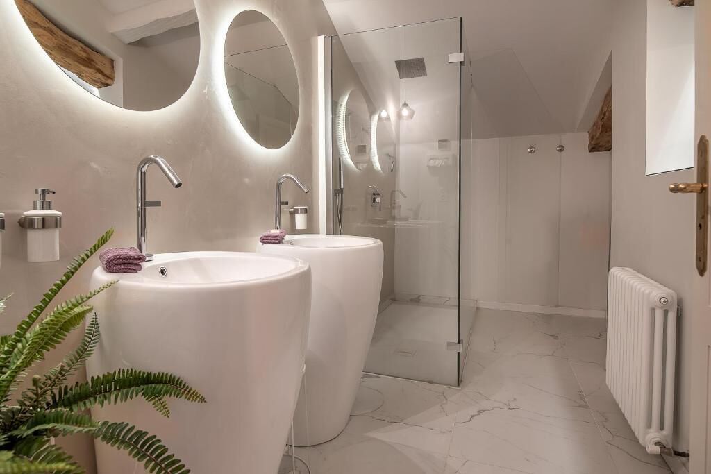 Suite Cyprès | Badeværelse | Miljøvenlige toiletartikler, hårtørrer, badekåber, håndklæder