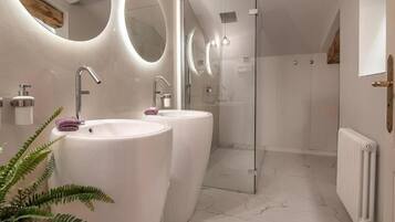 Suite Cyprès | Badeværelse | Miljøvenlige toiletartikler, hårtørrer, badekåber, håndklæder
